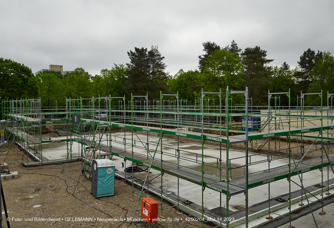 14.05.2023 - Ein Kran für die Baustelle Haus für Kinder in Neuperlach